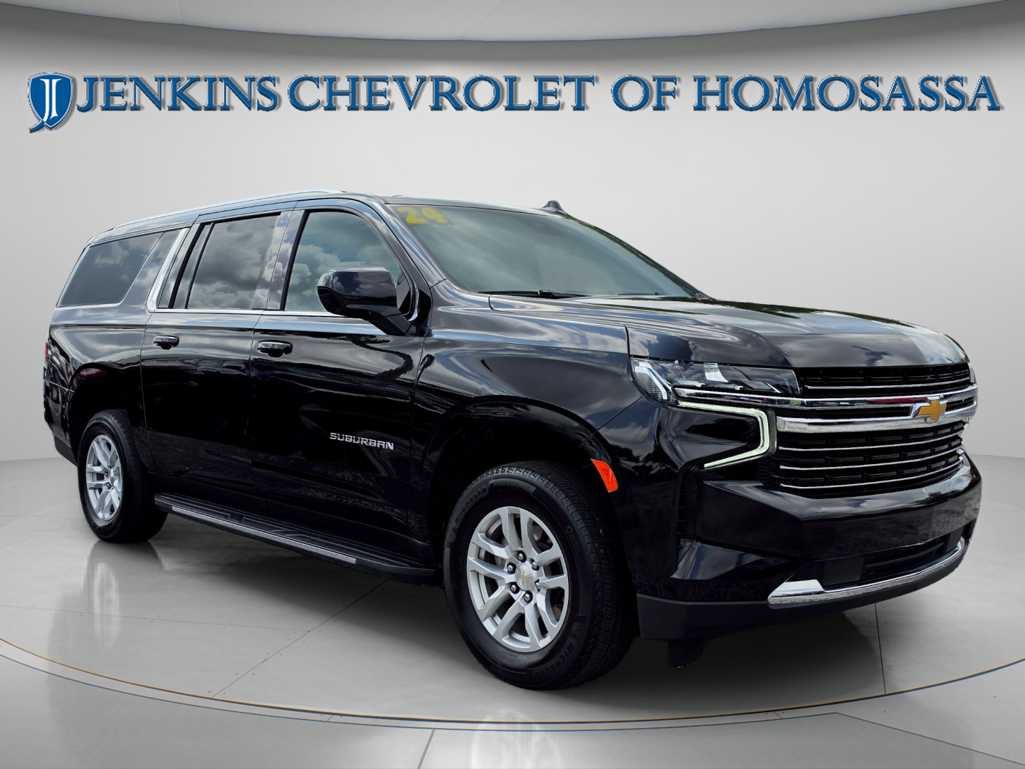 Used 2024 Chevrolet Suburban LT RWD image 1