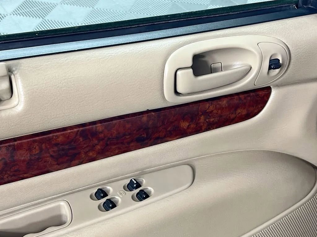 Used 2002 Chrysler Sebring LXi image 18