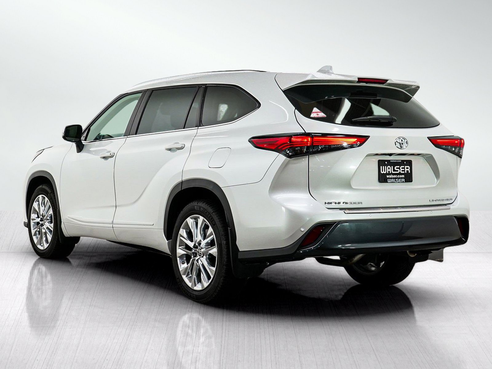 Used 2023 Toyota Highlander Limited AWD/4WD image 3