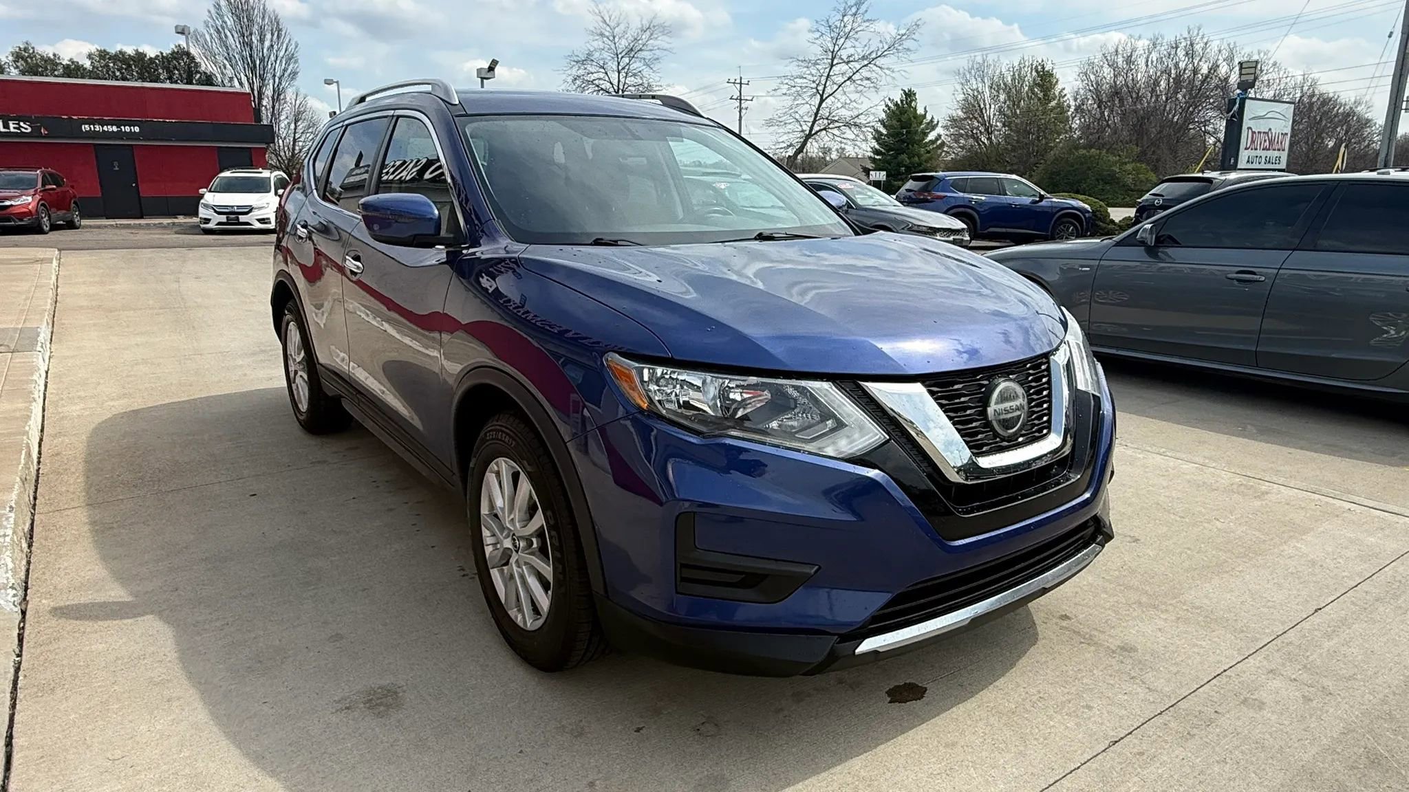 Used 2018 Nissan Rogue SV image 2