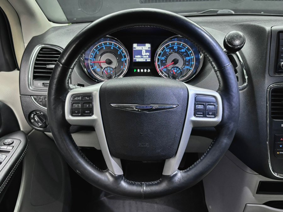 Used 2016 Chrysler Town & Country Touring w/ Driver Convenience Group image 38