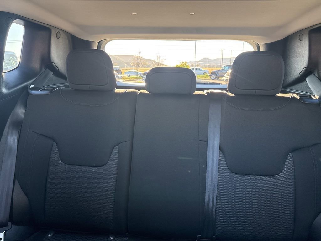 Used 2023 Jeep Renegade Latitude w/ Sun & Fun Group AWD/4WD image 18