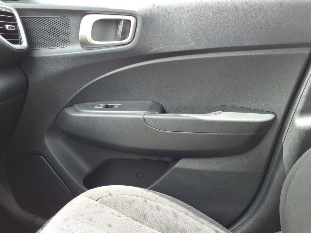 Used 2025 Hyundai Venue SEL FWD image 26