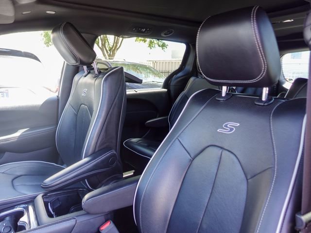 Used 2023 Chrysler Pacifica Limited w/ Uconnect Theater Family Group FWD image 21