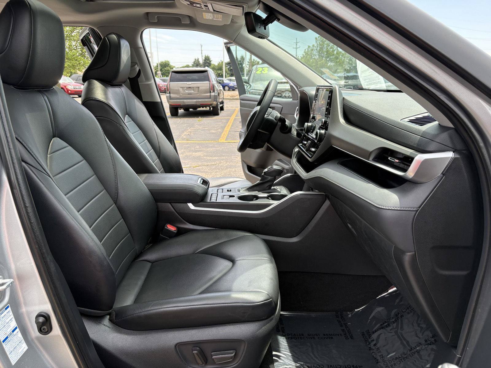 Used 2021 Toyota Highlander XLE AWD/4WD image 12
