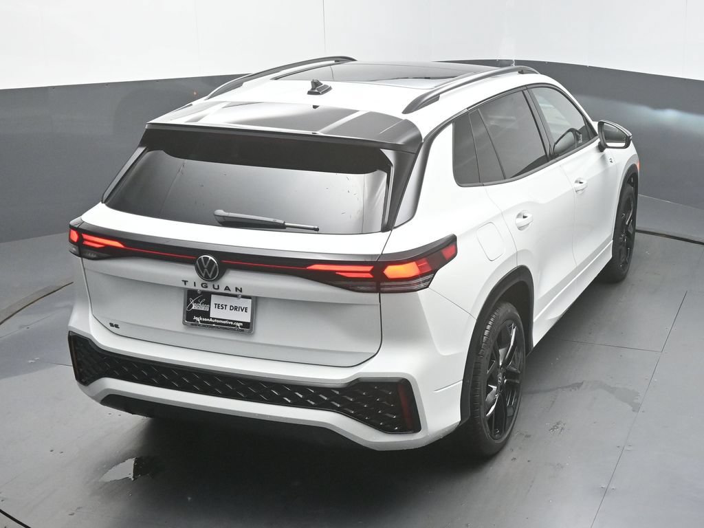 New 2026 Volkswagen Tiguan SE R-Line FWD image 48