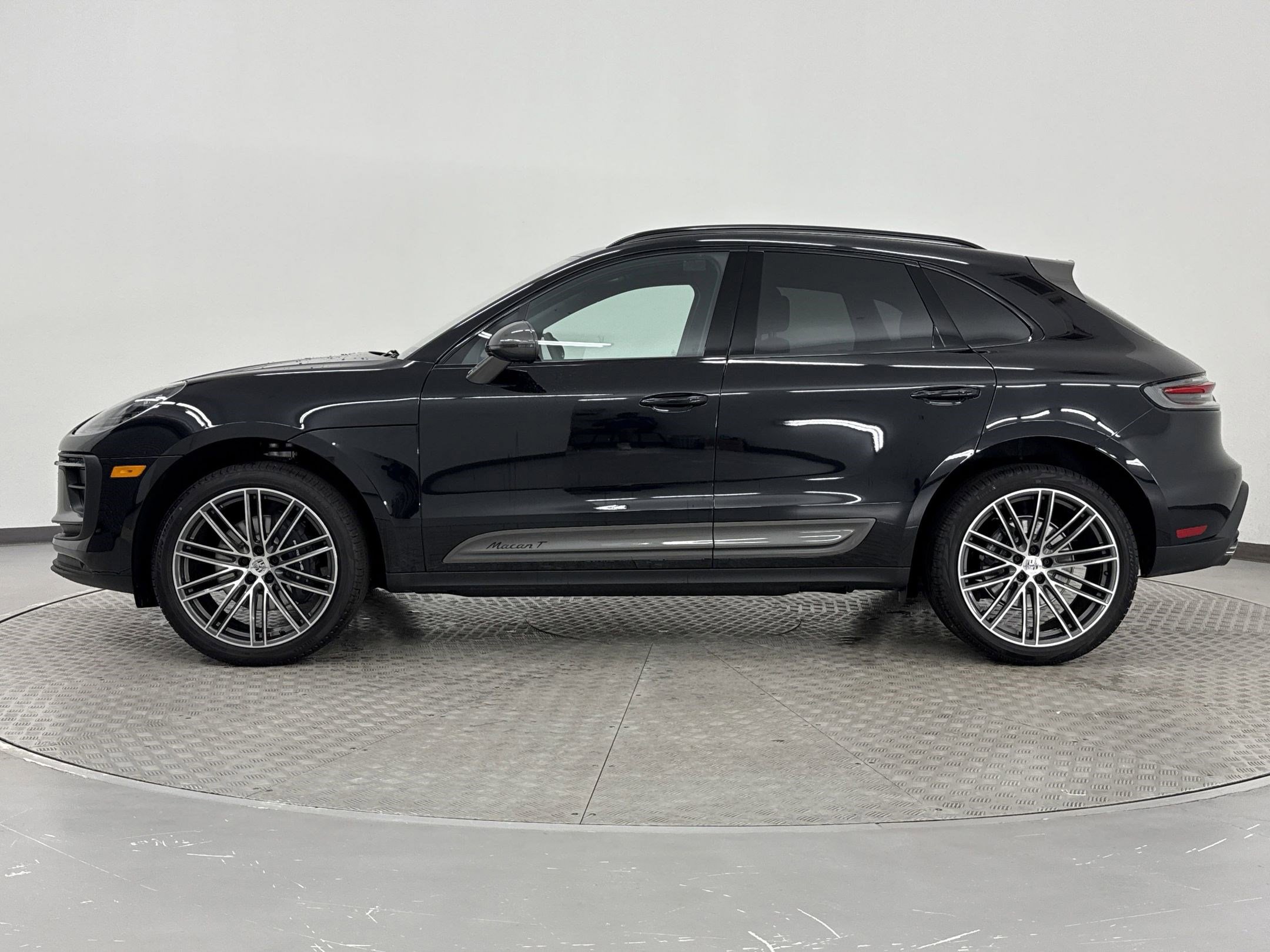 Used 2025 Porsche Macan Turbo image 2