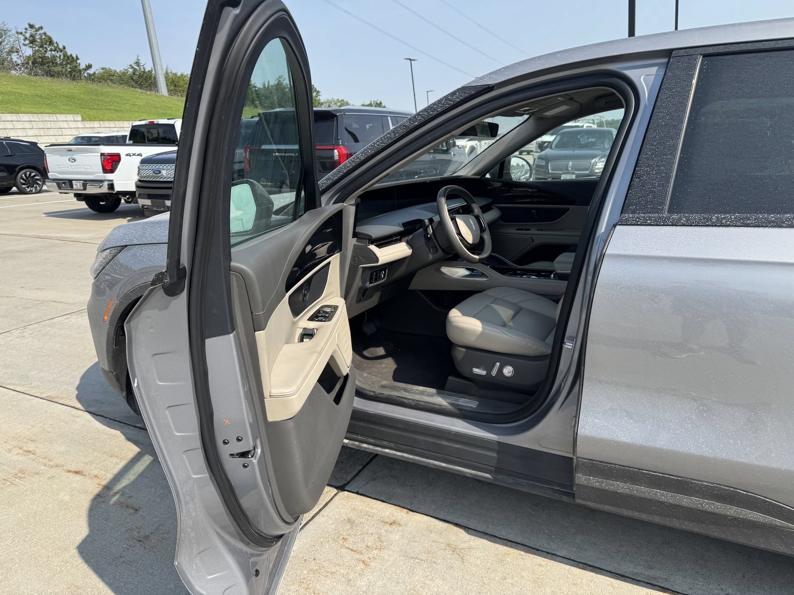 Used 2025 Lincoln Nautilus Premier w/ Jet Appearance Package AWD/4WD image 5