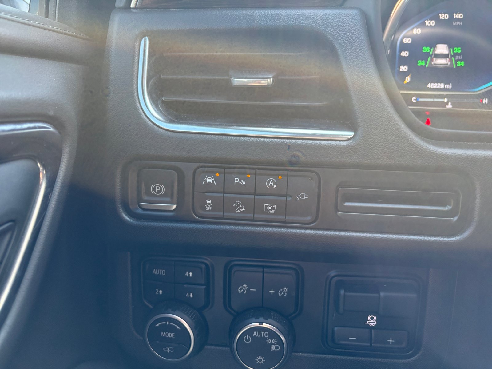 Used 2022 Chevrolet Tahoe Z71 w/ Z71 Off-Road Package AWD/4WD image 23