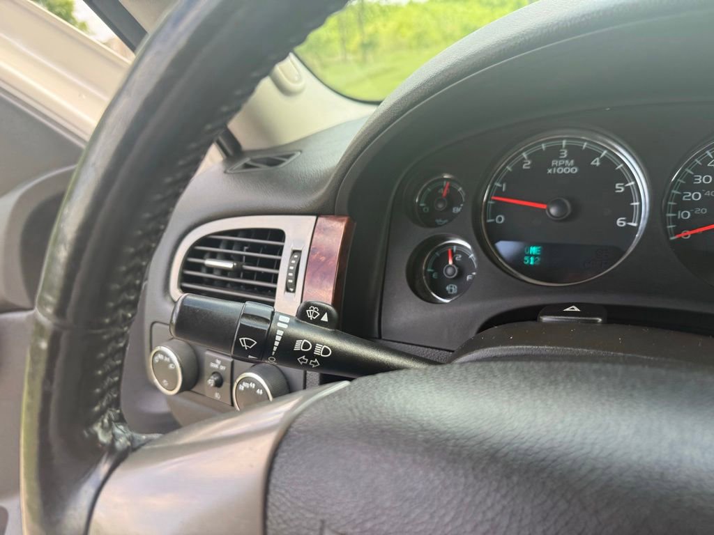 Used 2013 Chevrolet Avalanche LTZ AWD/4WD image 28