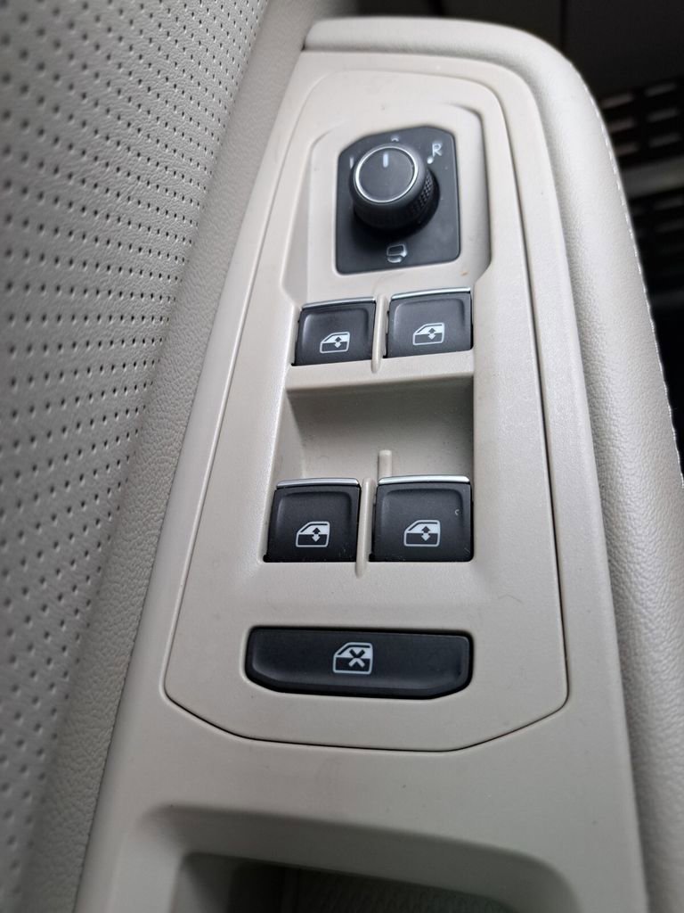 Used 2024 Volkswagen Atlas SEL Premium R-Line image 16