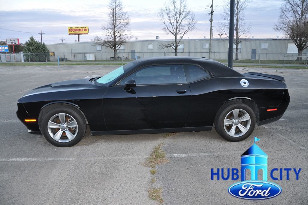 Used 2019 Dodge Challenger SXT image 2