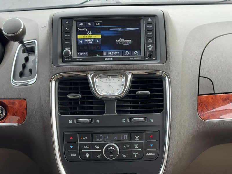 Used 2015 Chrysler Town & Country Touring w/ Driver Convenience Group image 15