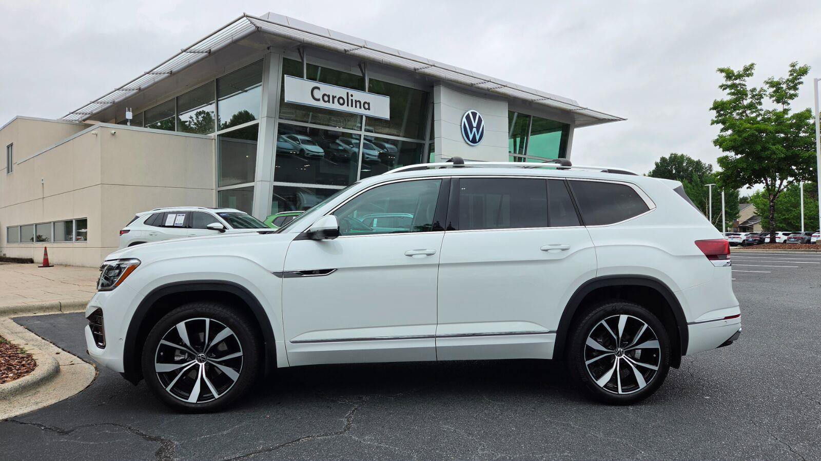 Used 2024 Volkswagen Atlas SEL Premium R-Line AWD/4WD image 2