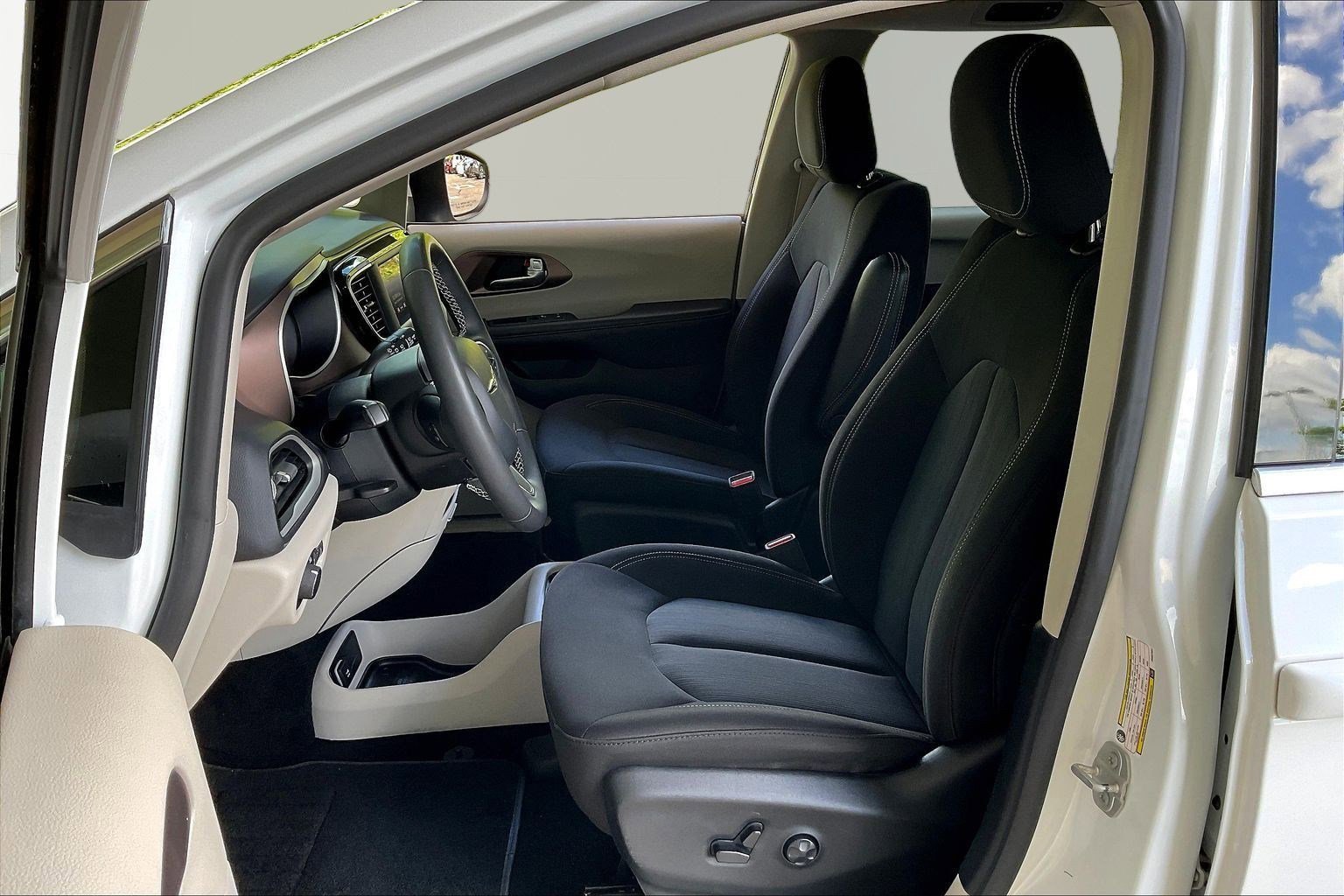 Used 2023 Chrysler Voyager LX FWD image 19