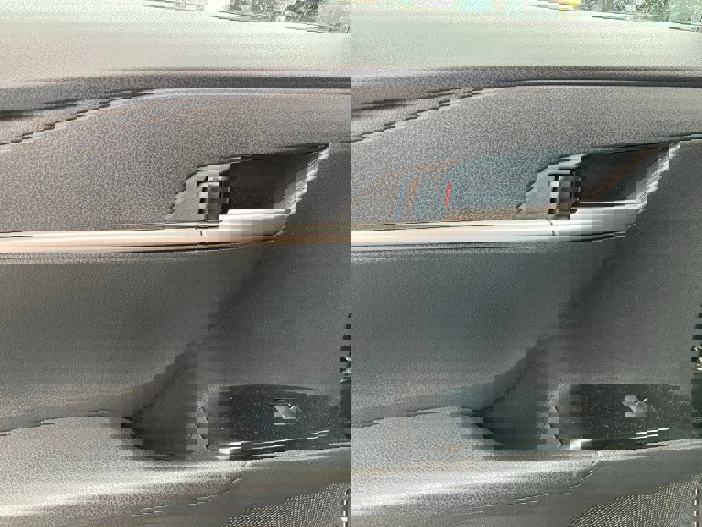 Used 2025 Toyota Camry SE image 10