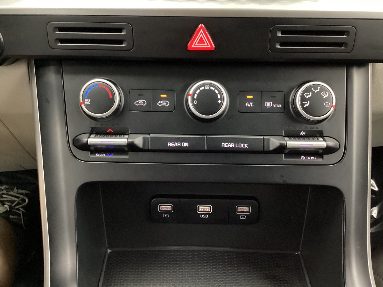 Used 2024 Kia Carnival LX FWD image 36