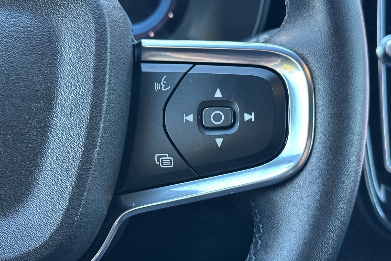 Certified 2023 Volvo XC40 Recharge Core image 28