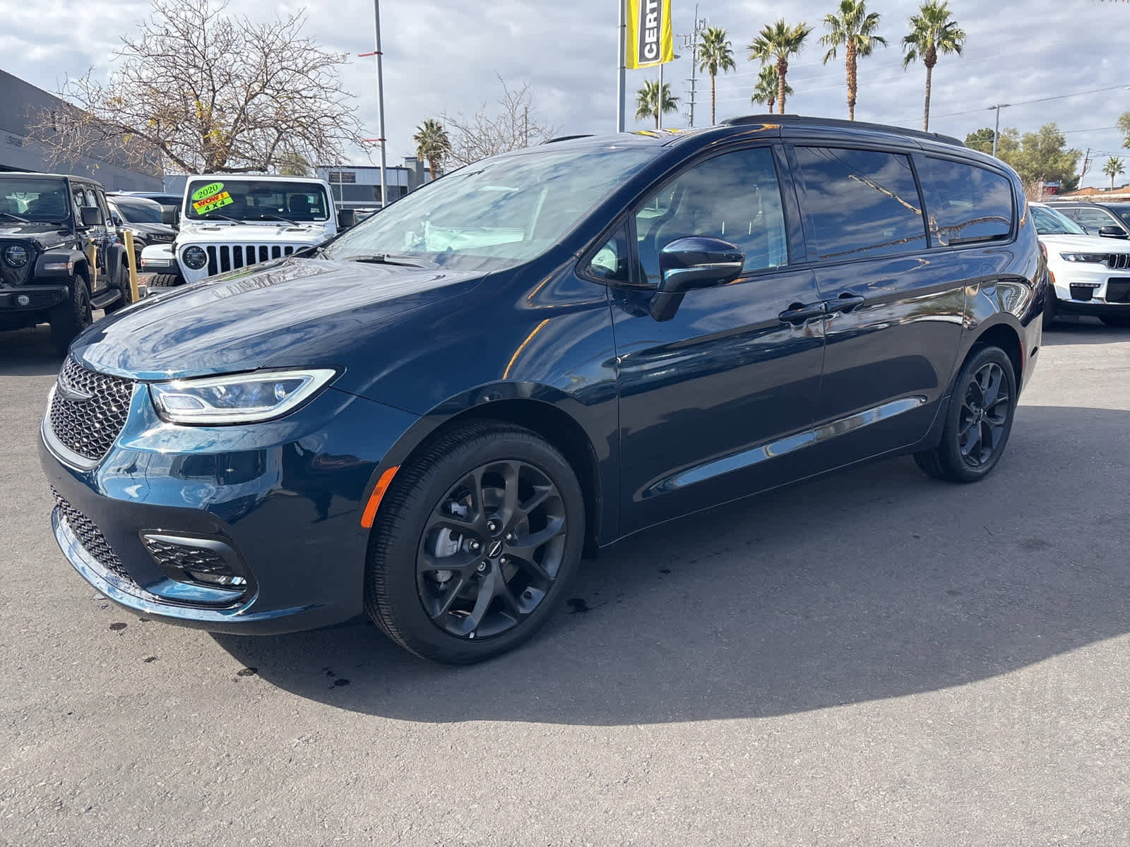 Used 2022 Chrysler Pacifica Limited w/ Uconnect Theater Family Group