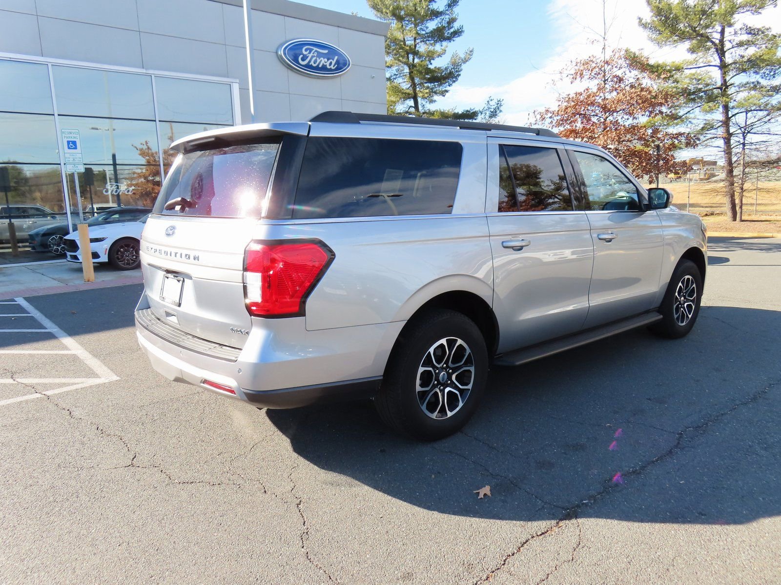 Used 2024 Ford Expedition Max XLT image 5