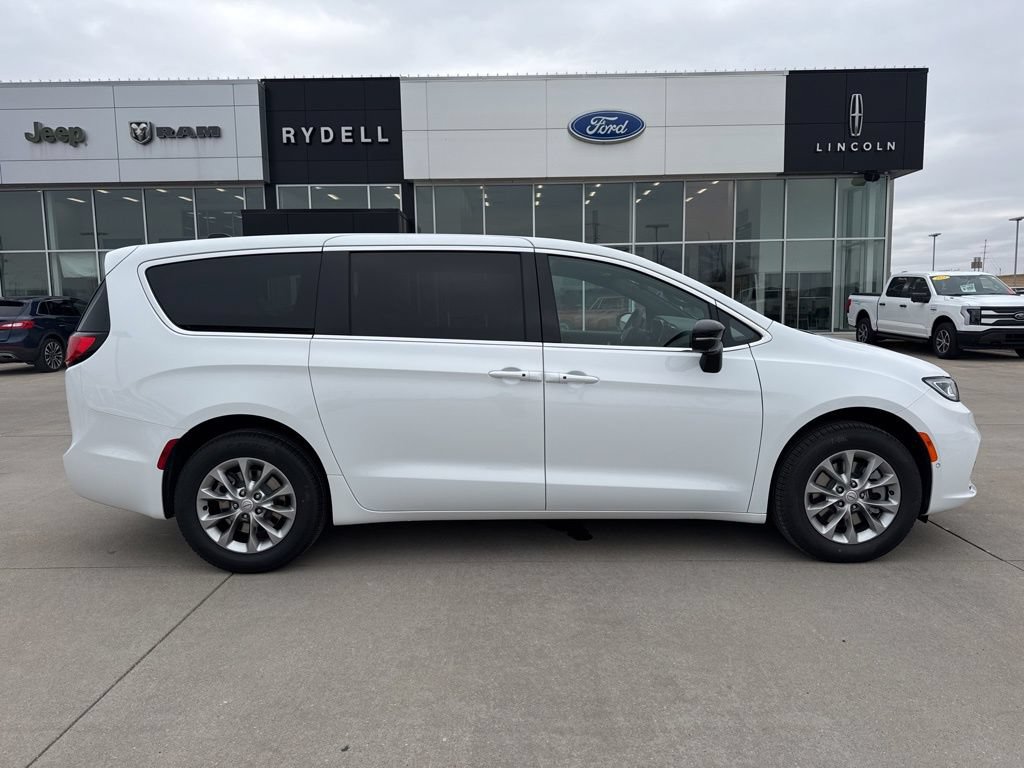New 2026 Chrysler Pacifica Select AWD/4WD image 2