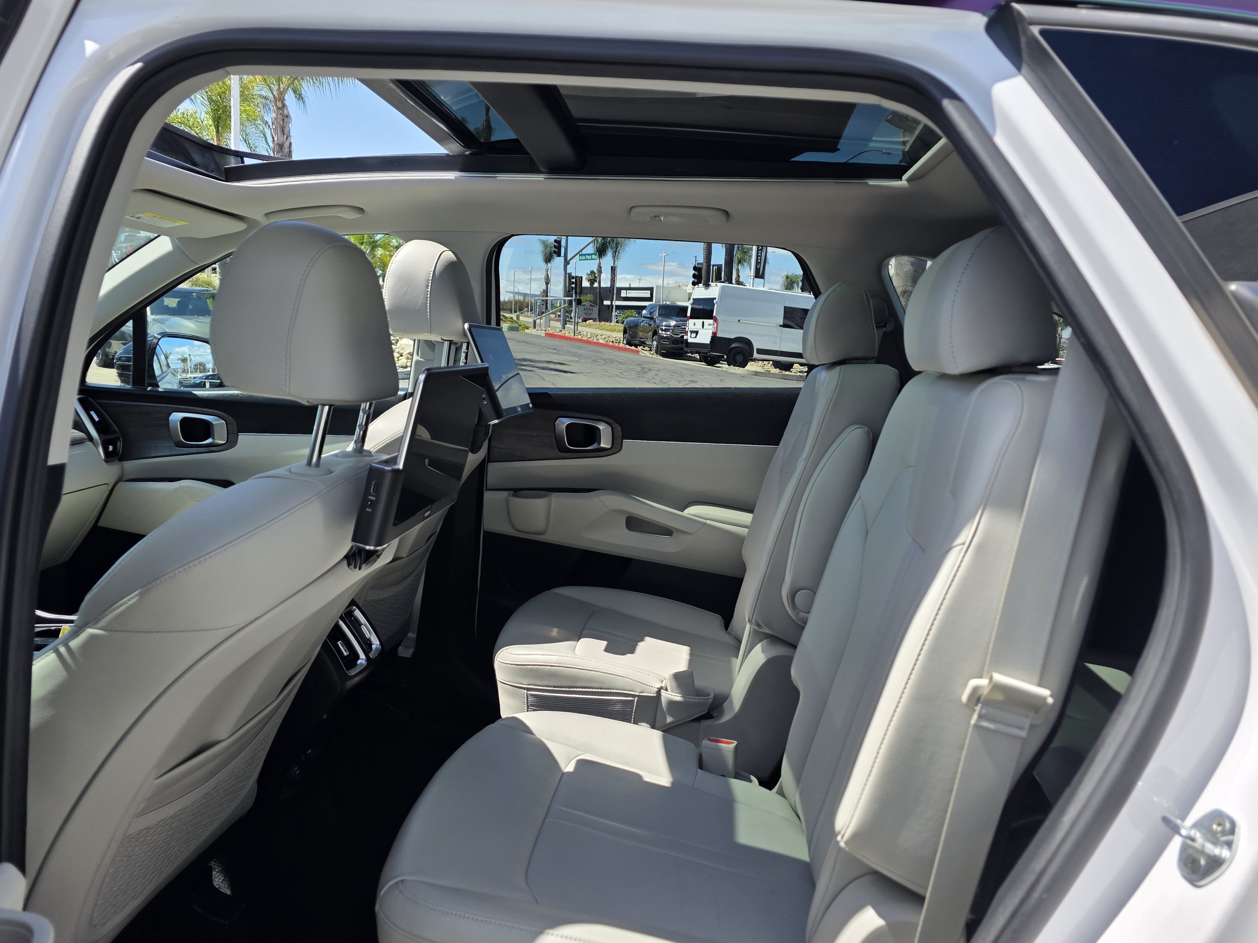 Used 2022 Kia Sorento EX w/ Panoramic Sunroof Package FWD image 18