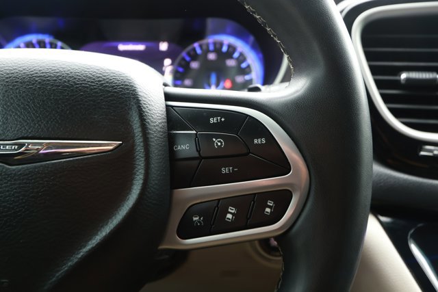 Used 2022 Chrysler Pacifica Touring-L image 14