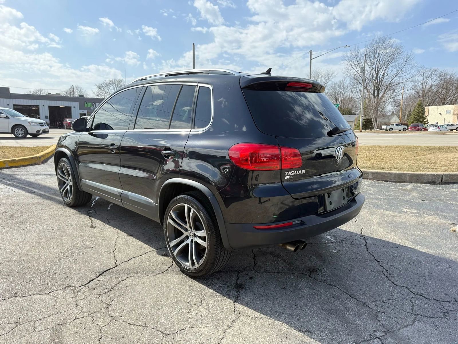 Used 2017 Volkswagen Tiguan SEL image 3