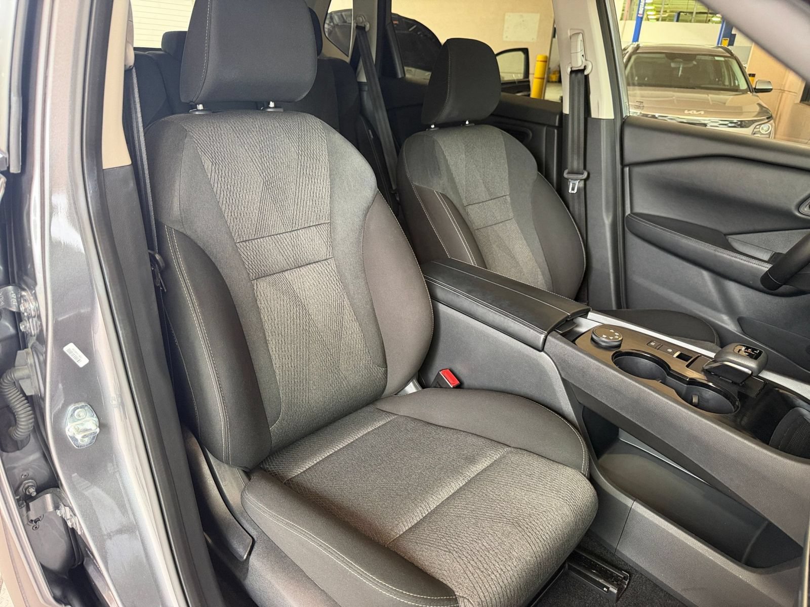 Used 2025 Nissan Rogue SV AWD/4WD image 31