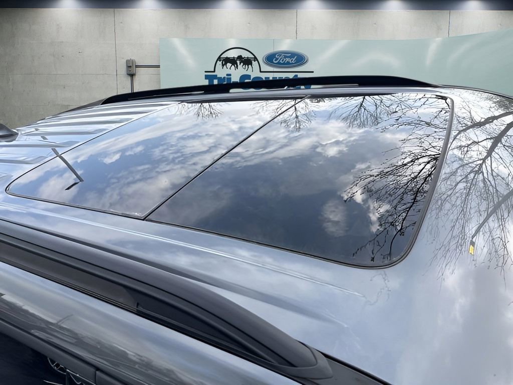 Used 2023 Ford Explorer XLT w/ Equipment Group 202A image 9