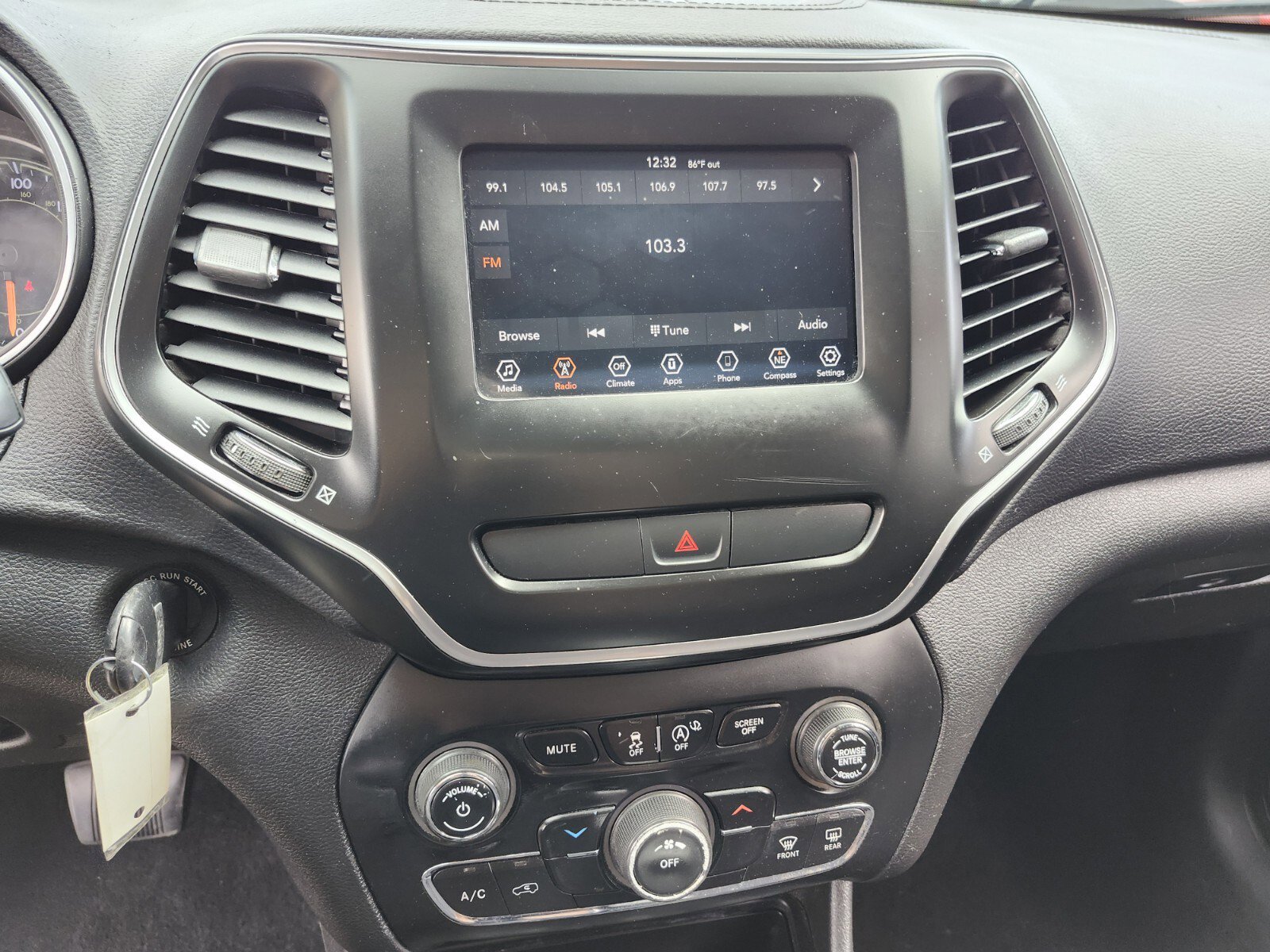 Used 2019 Jeep Cherokee Latitude w/ Popular Appearance Group image 19