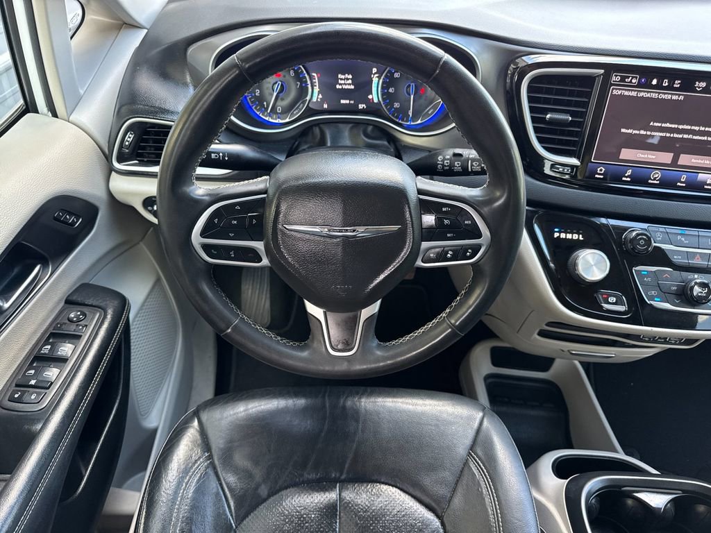 Used 2022 Chrysler Pacifica Touring-L FWD image 13
