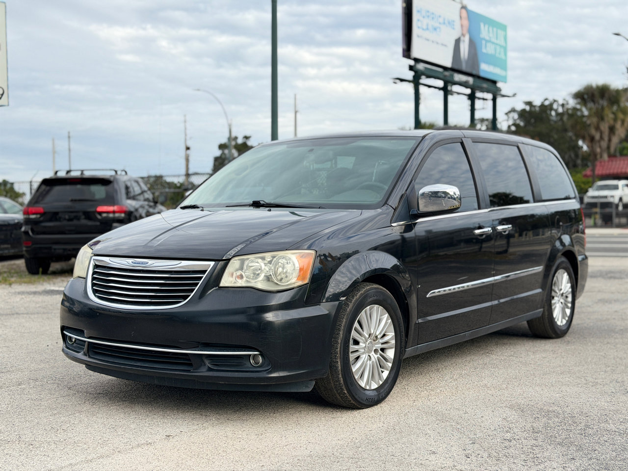 Used 2013 Chrysler Town & Country Touring-L w/ Premium Group image 1