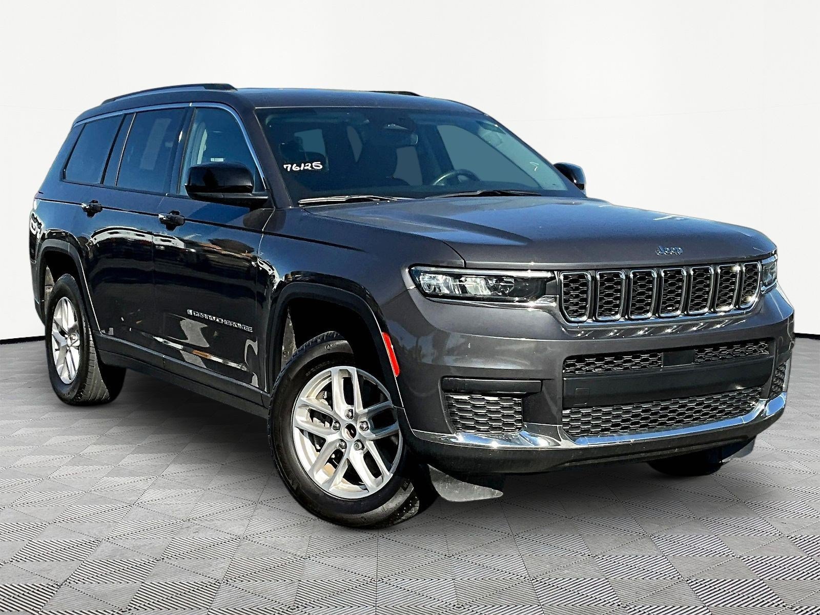 Used 2021 Jeep Grand Cherokee L Laredo w/ Luxury Tech Group I AWD/4WD image 3