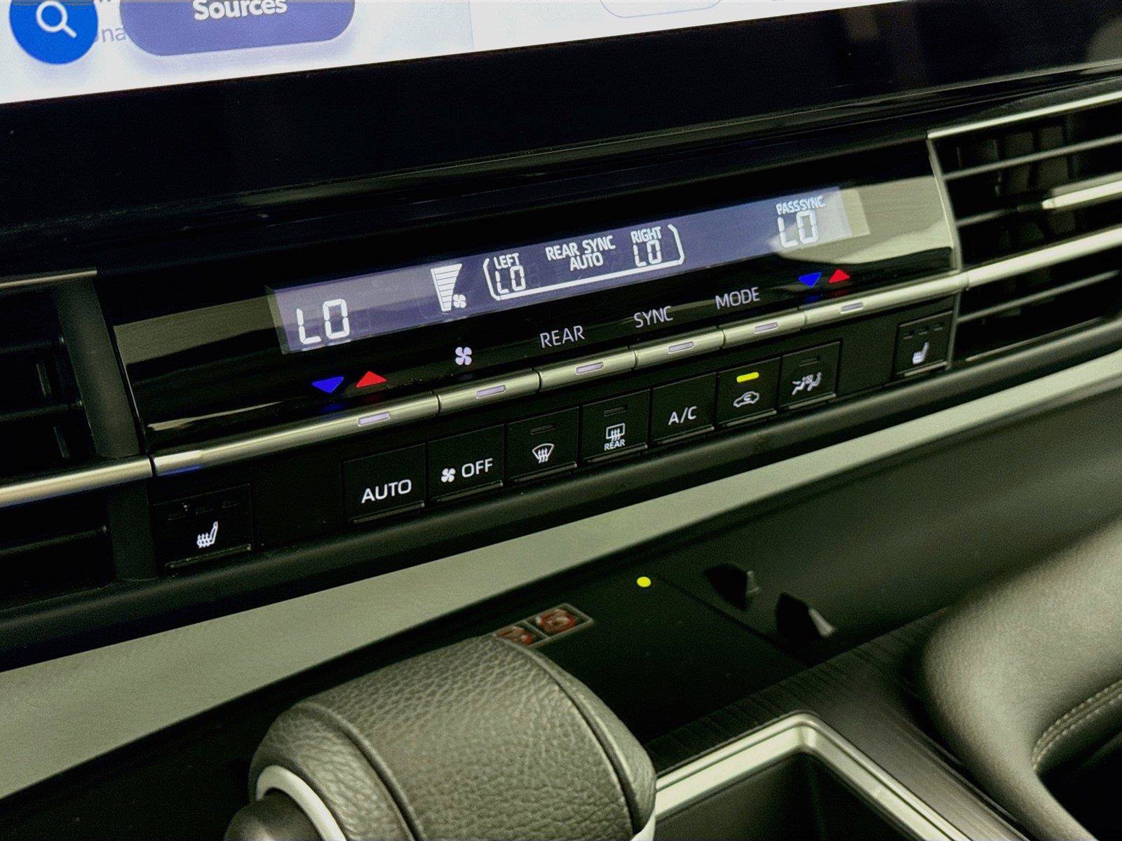 Certified 2025 Toyota Sienna XLE FWD image 26
