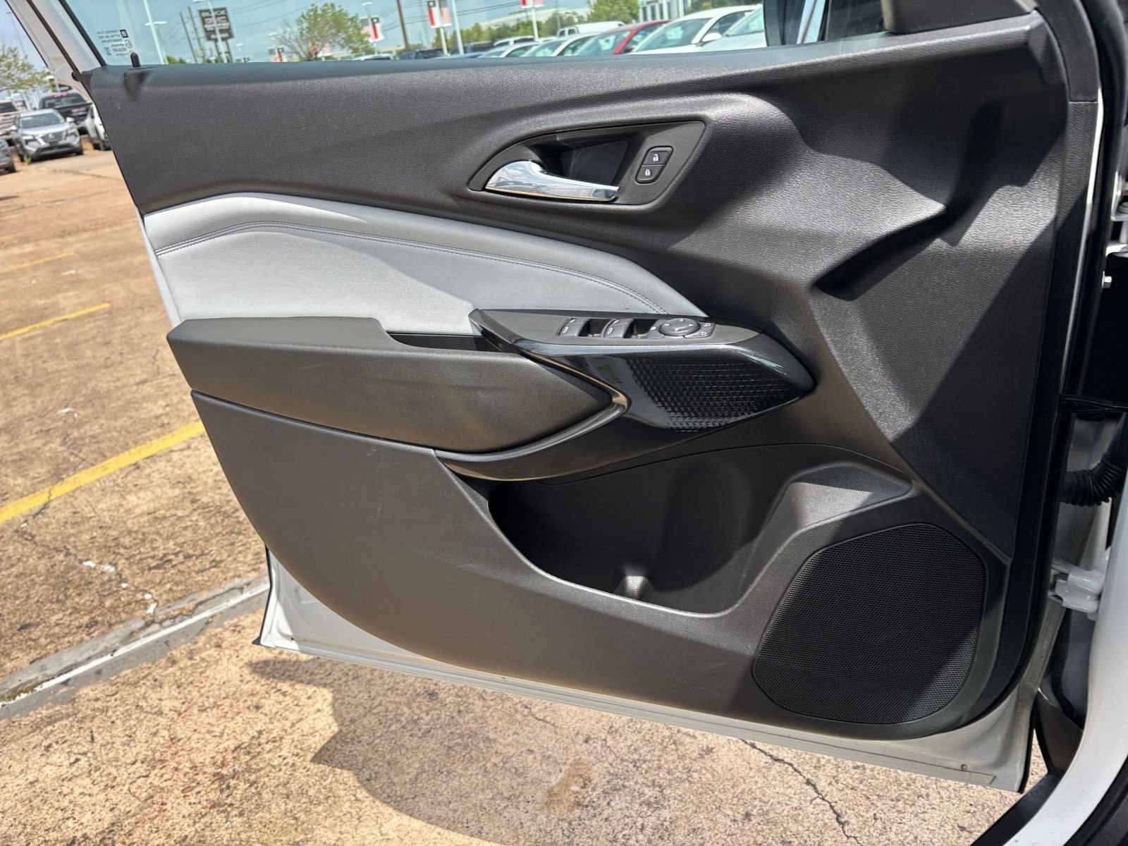 Used 2025 Chevrolet Trax LT FWD image 15