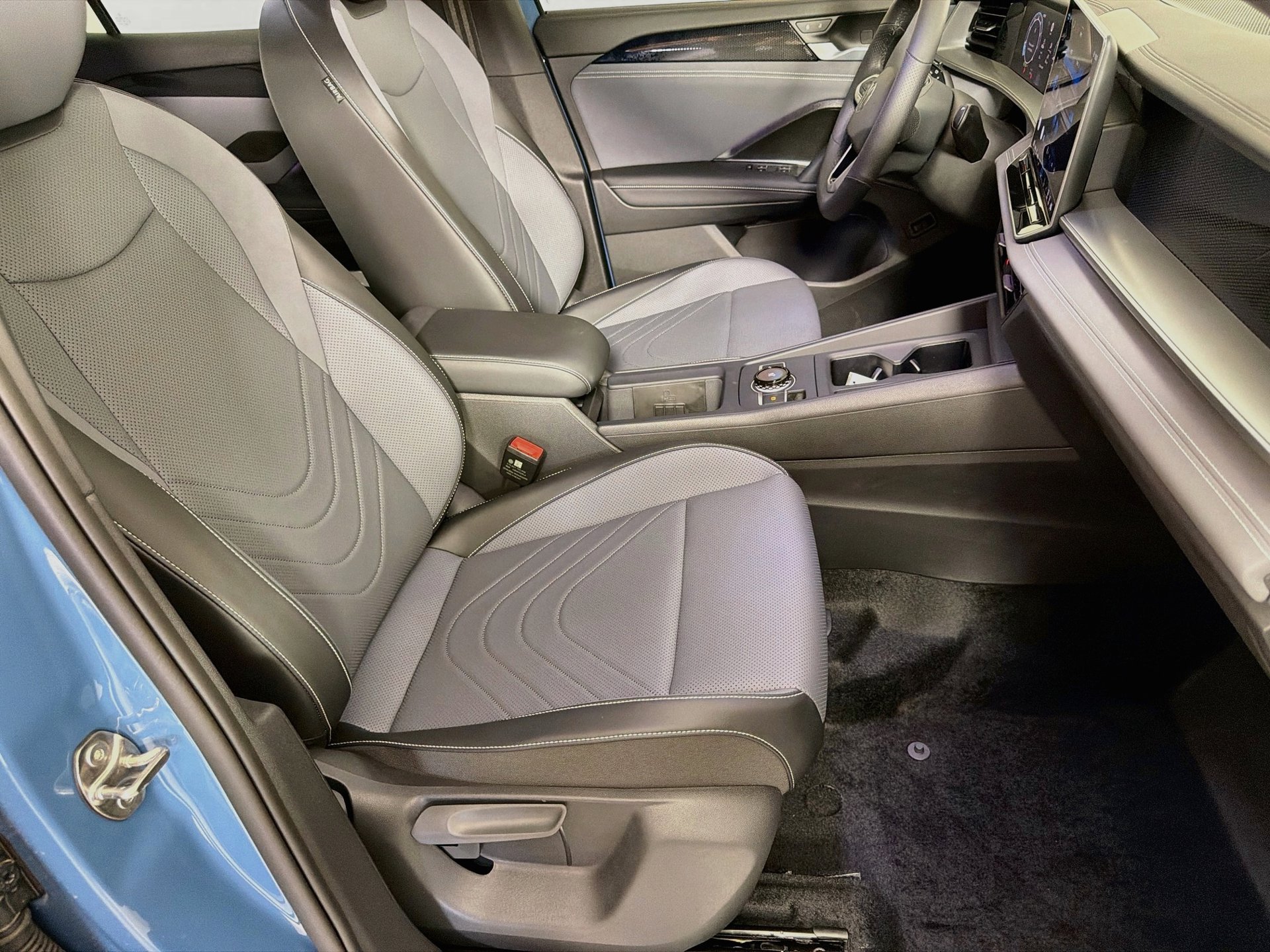 New 2026 Volkswagen Tiguan SE R-Line FWD image 28