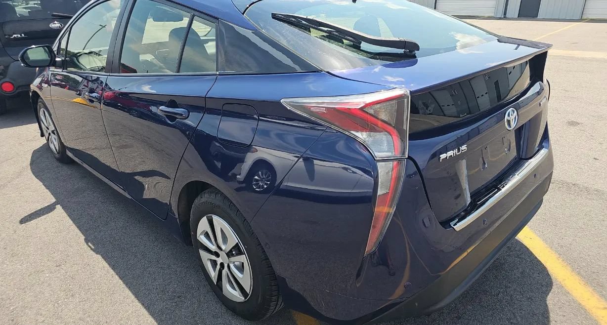 Used 2017 Toyota Prius Three FWD image 4