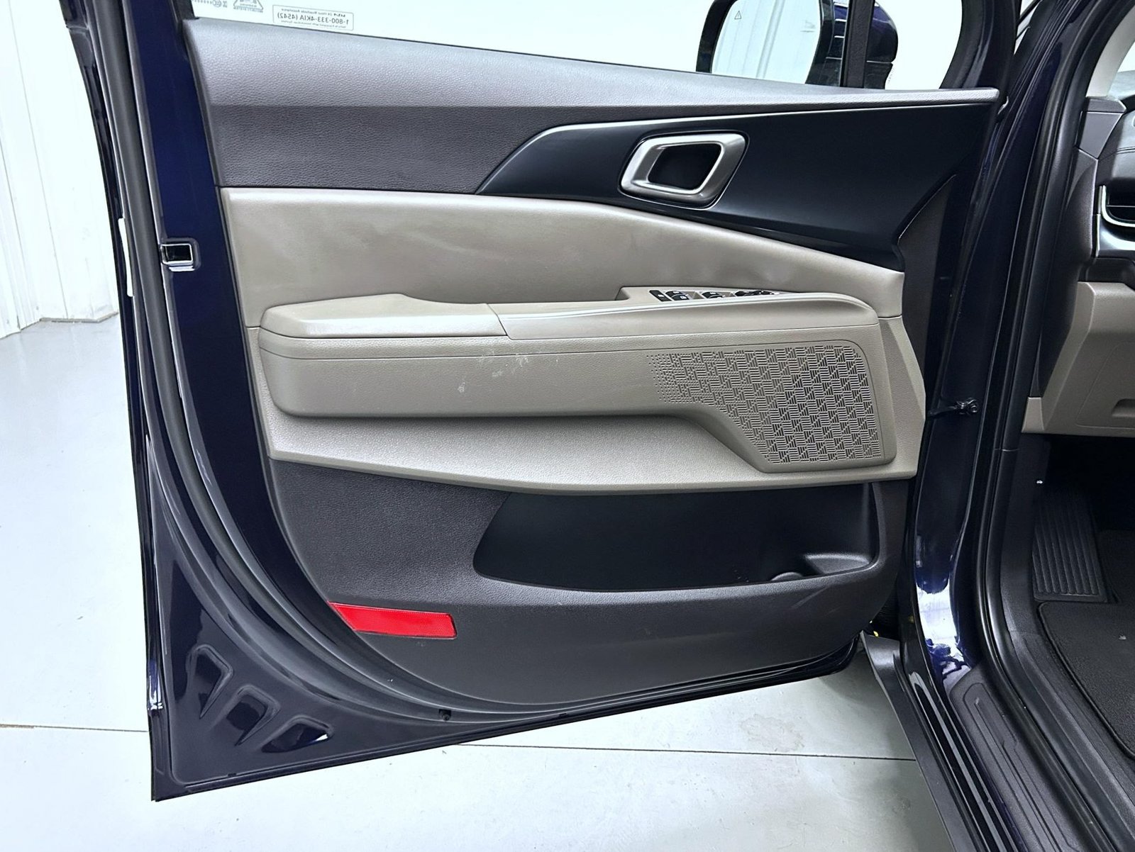 Used 2025 Kia Carnival FWD image 9
