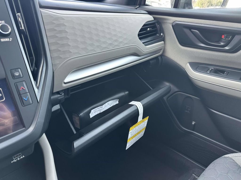 Used 2025 Subaru Forester Base image 17