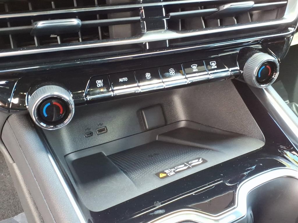Used 2026 Chevrolet Traverse LT w/ LPO, Floor Liner Package FWD image 19
