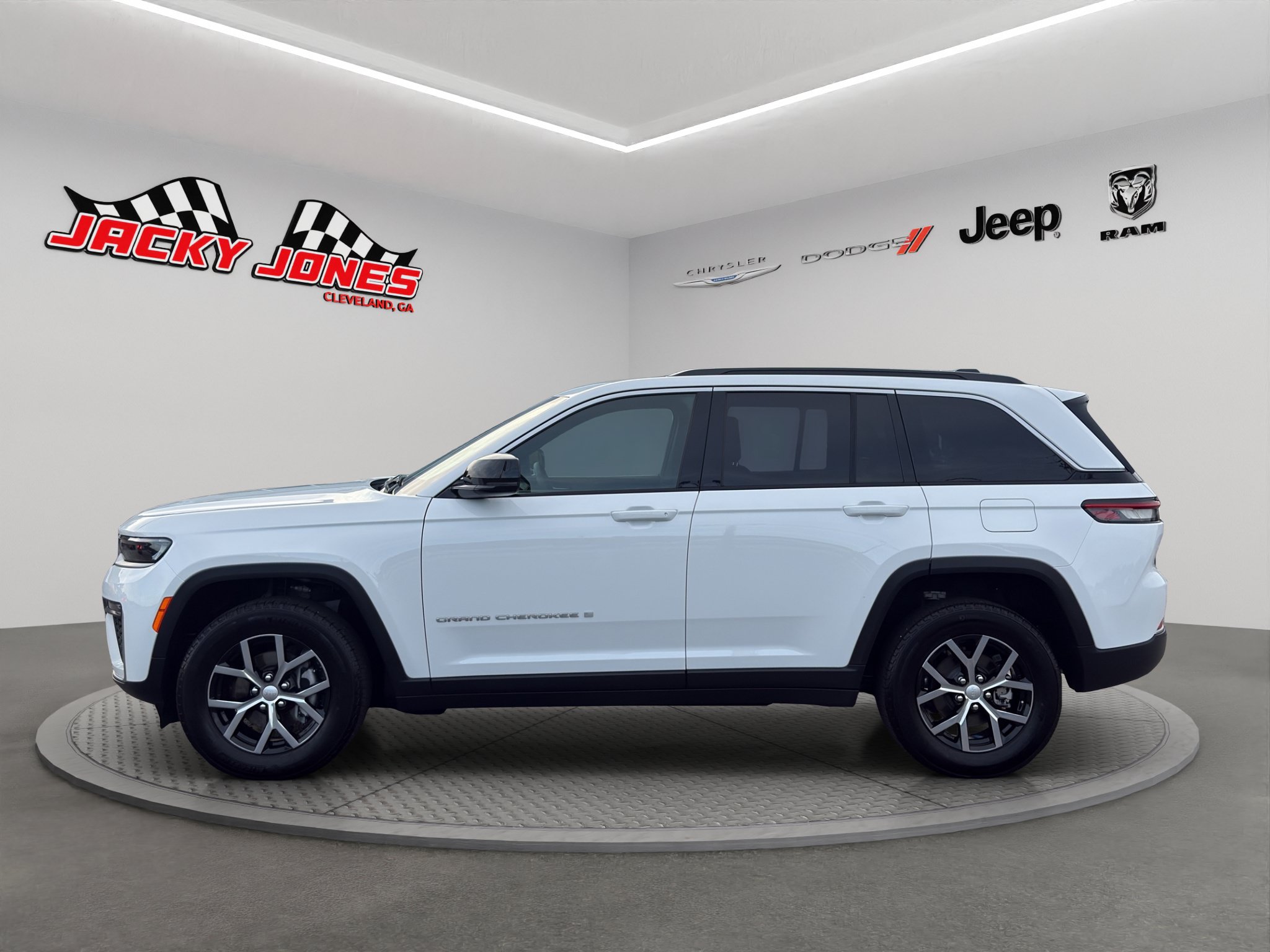 Used 2026 Jeep Grand Cherokee Limited AWD/4WD image 3