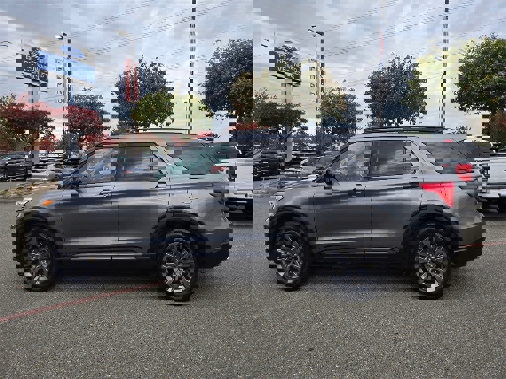 Used 2023 Ford Explorer XLT w/ Equipment Group 202A image 8