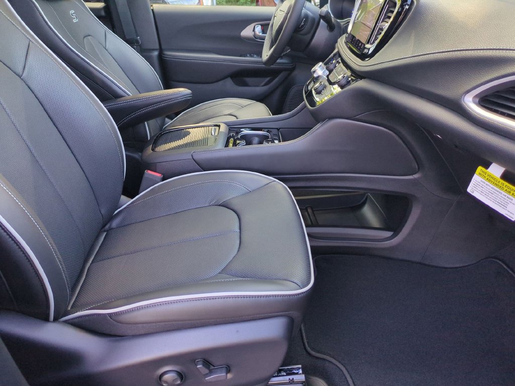 New 2027 Chrysler Pacifica Limited FWD image 36