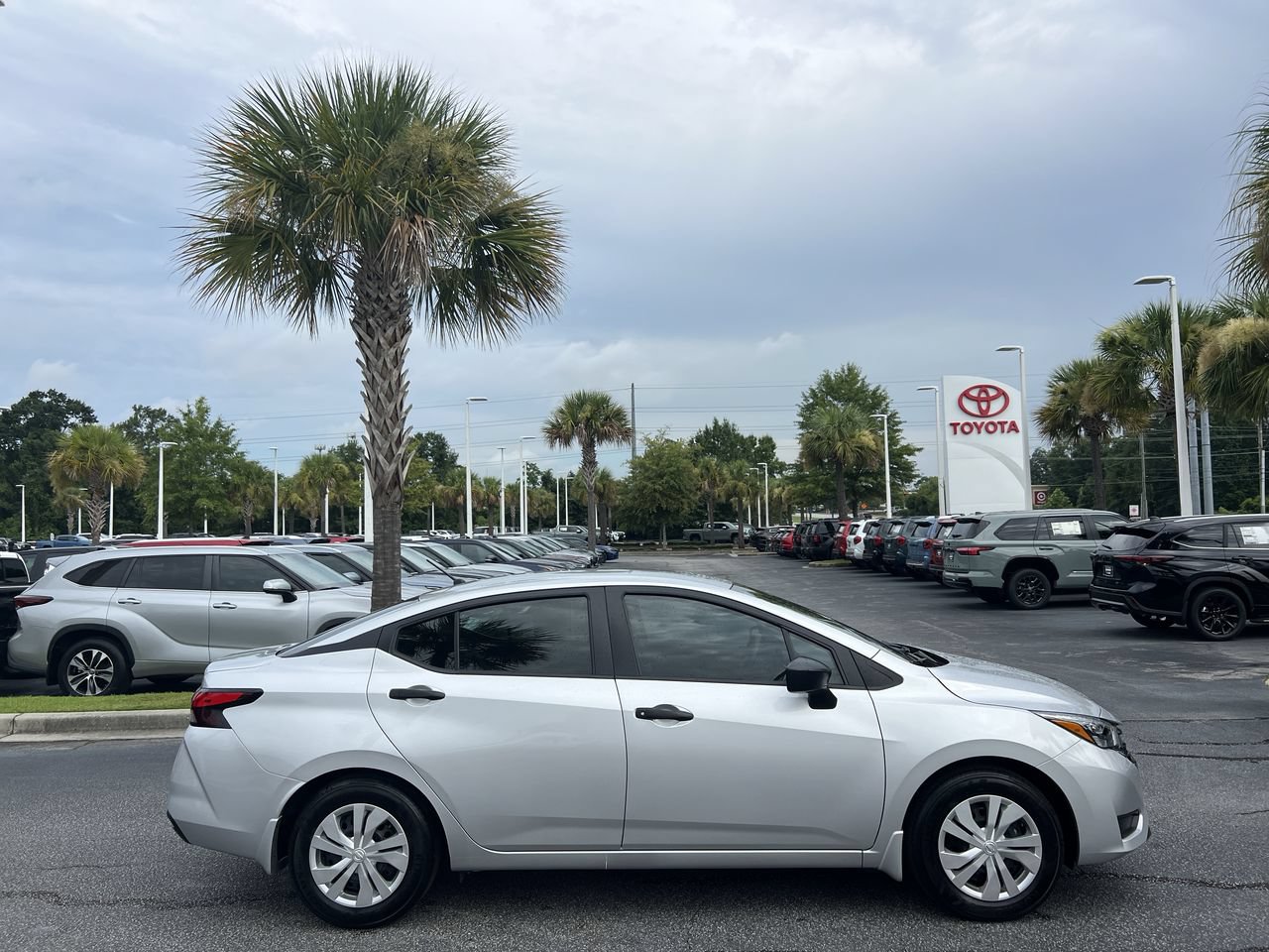 Used 2025 Nissan Versa S FWD image 11