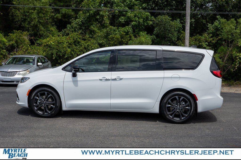 New 2026 Chrysler Pacifica Select image 3
