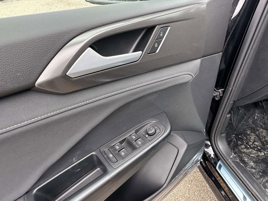 New 2026 Volkswagen Taos SE image 12