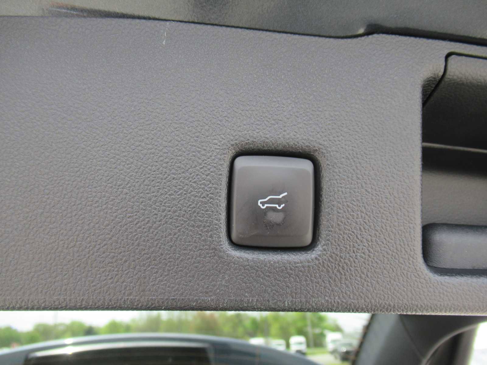 Used 2022 Ford Escape SE w/ SE Sport Appearance Package image 19