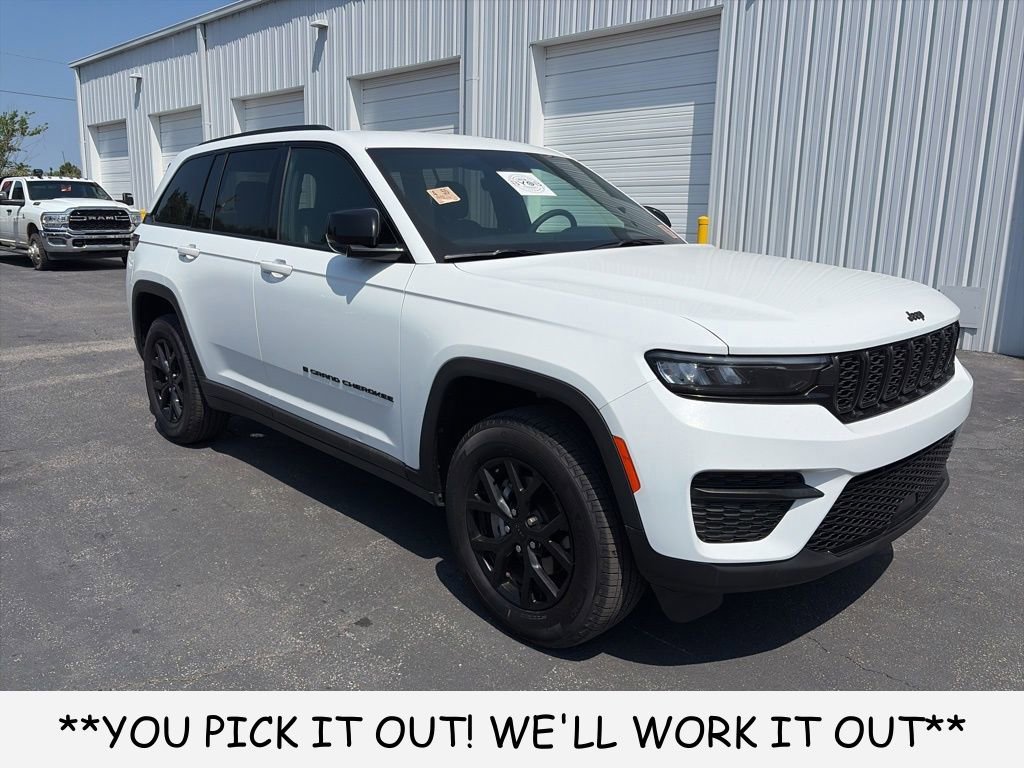 Used 2025 Jeep Grand Cherokee Altitude AWD/4WD image 1
