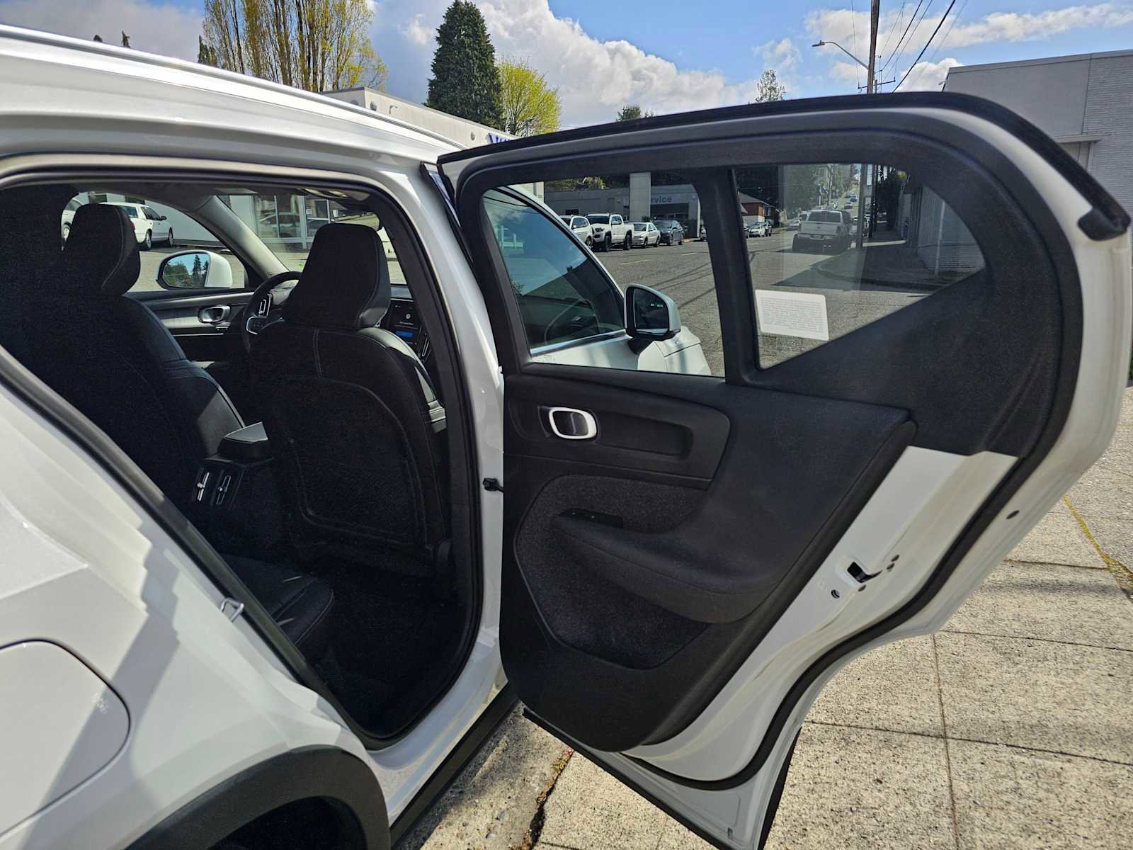 Certified 2023 Volvo XC40 B5 Plus w/ Driver Assist Package AWD/4WD image 13